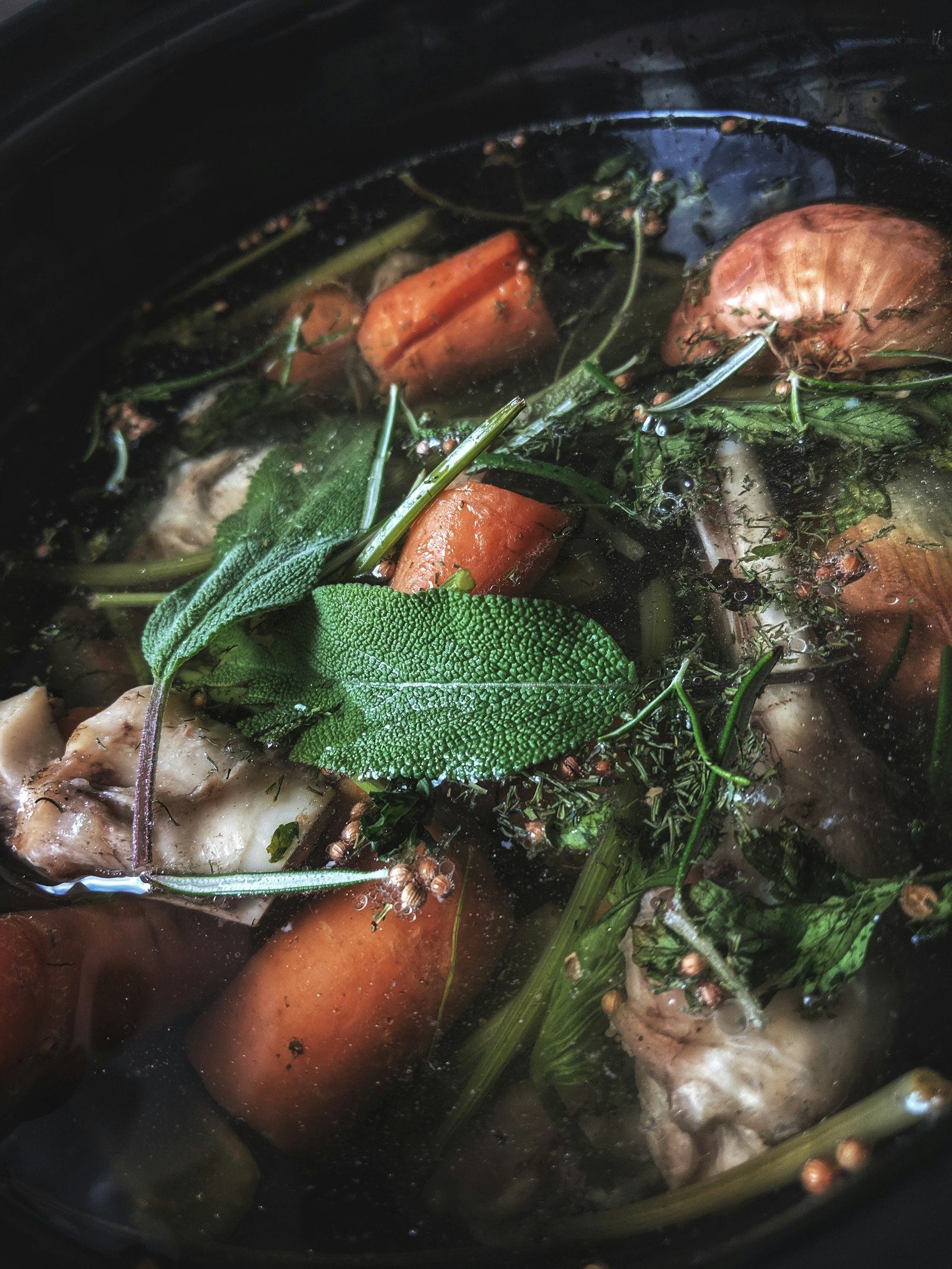 Schüssel mit Fleisch und Gemüsesuppe